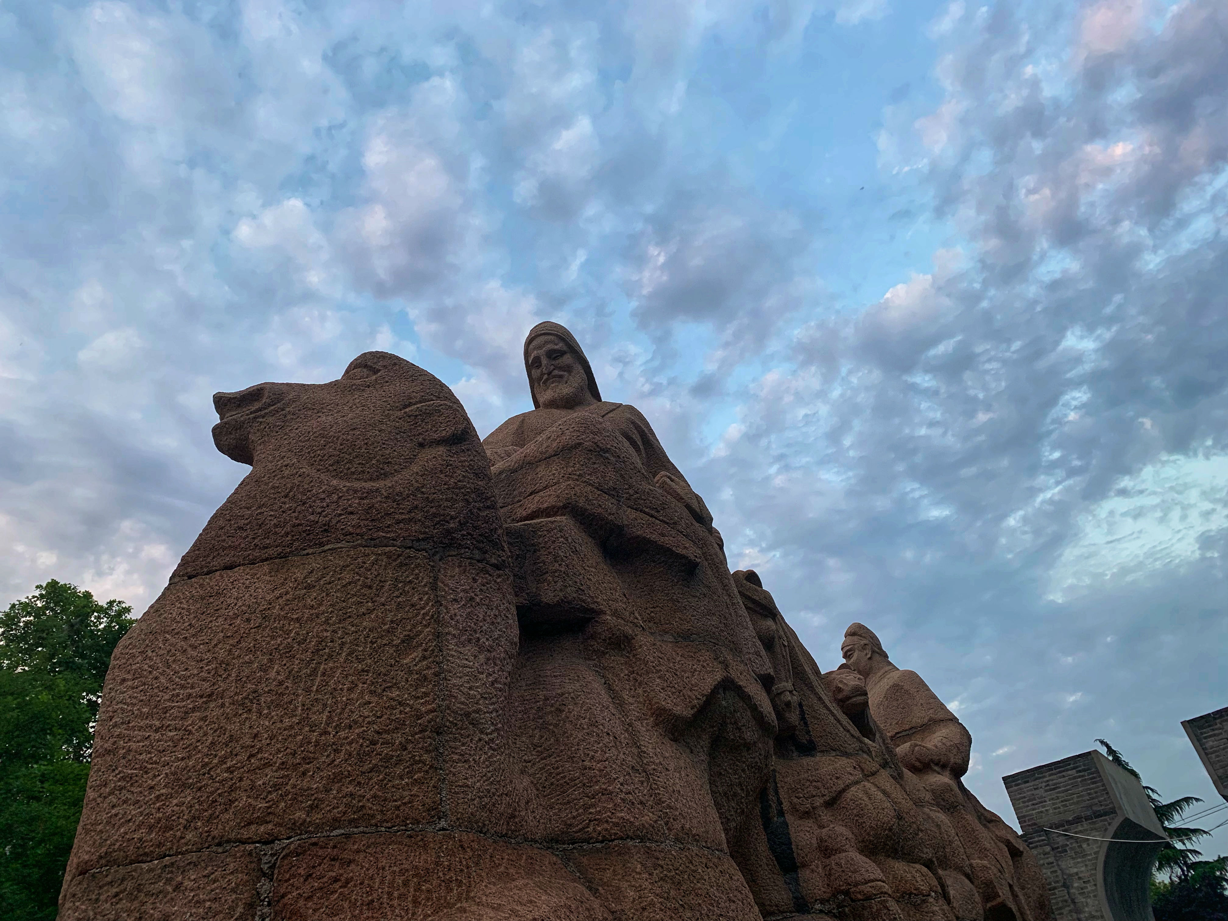 夜晚路過家門口的絲綢之路群雕隨拍